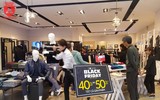Giới trẻ Hà Nội đổ xô đi mua sắm ngày Black Friday